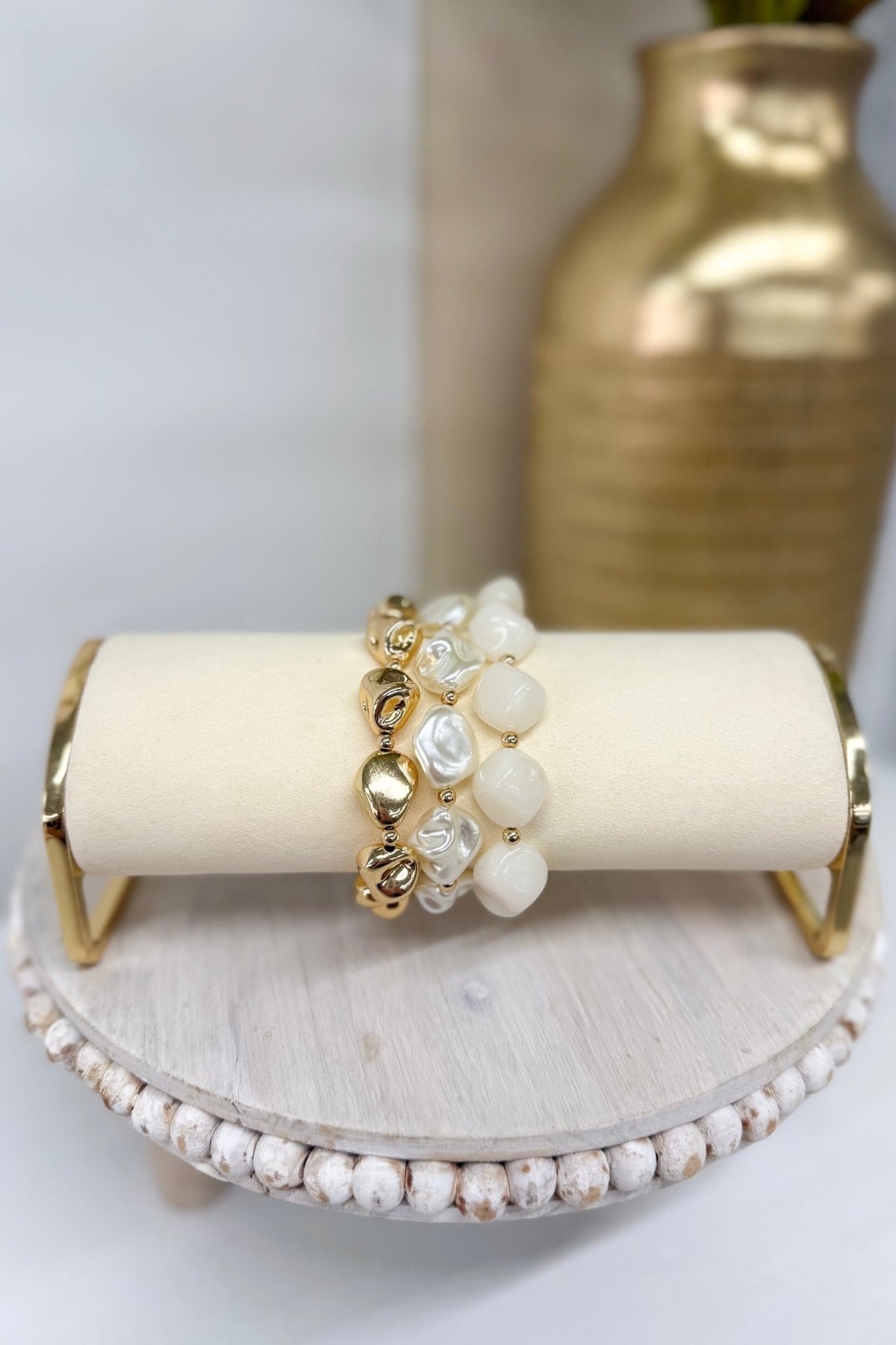 Three-row bracelet of cream pearls and natural stones