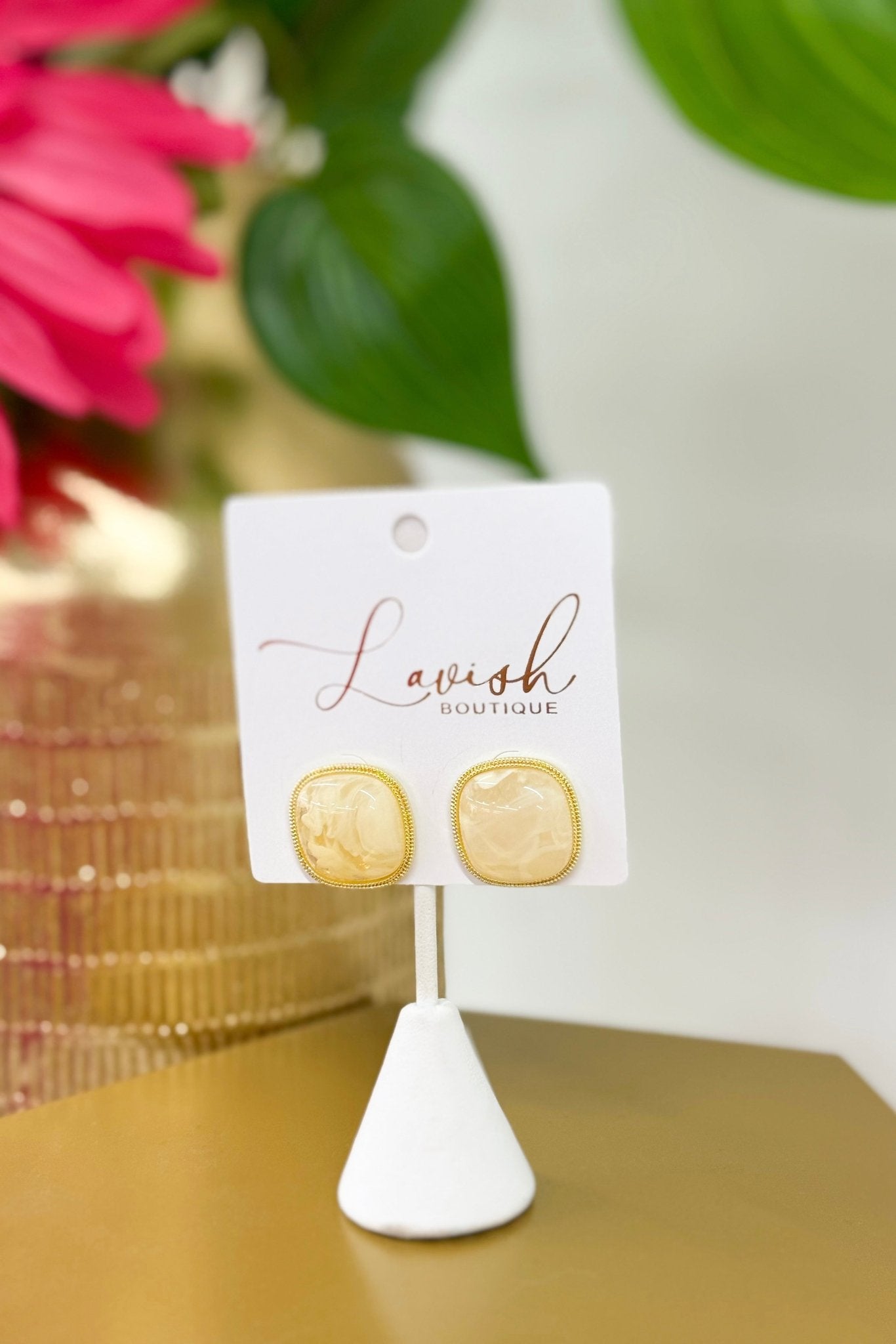 Squared ivory marble stones set in gold