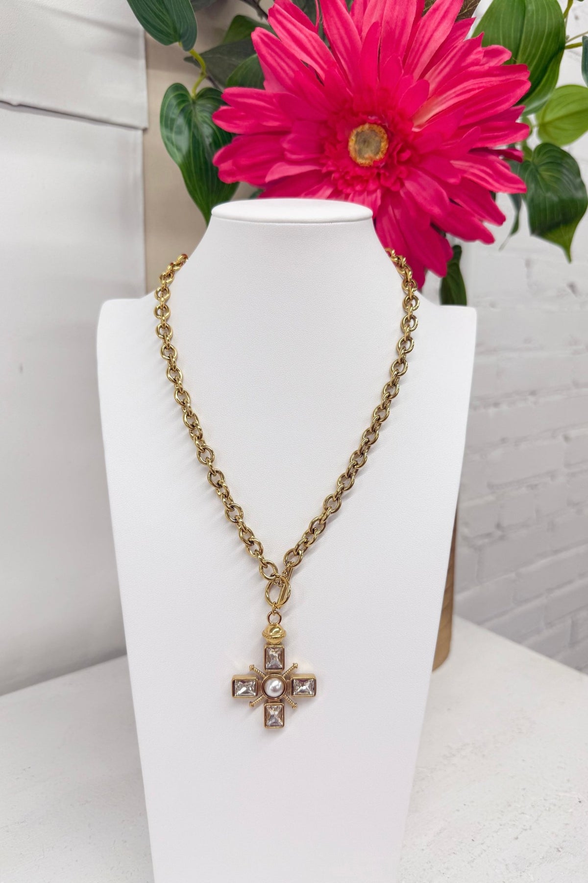 Cross pendant on a fine gold chain