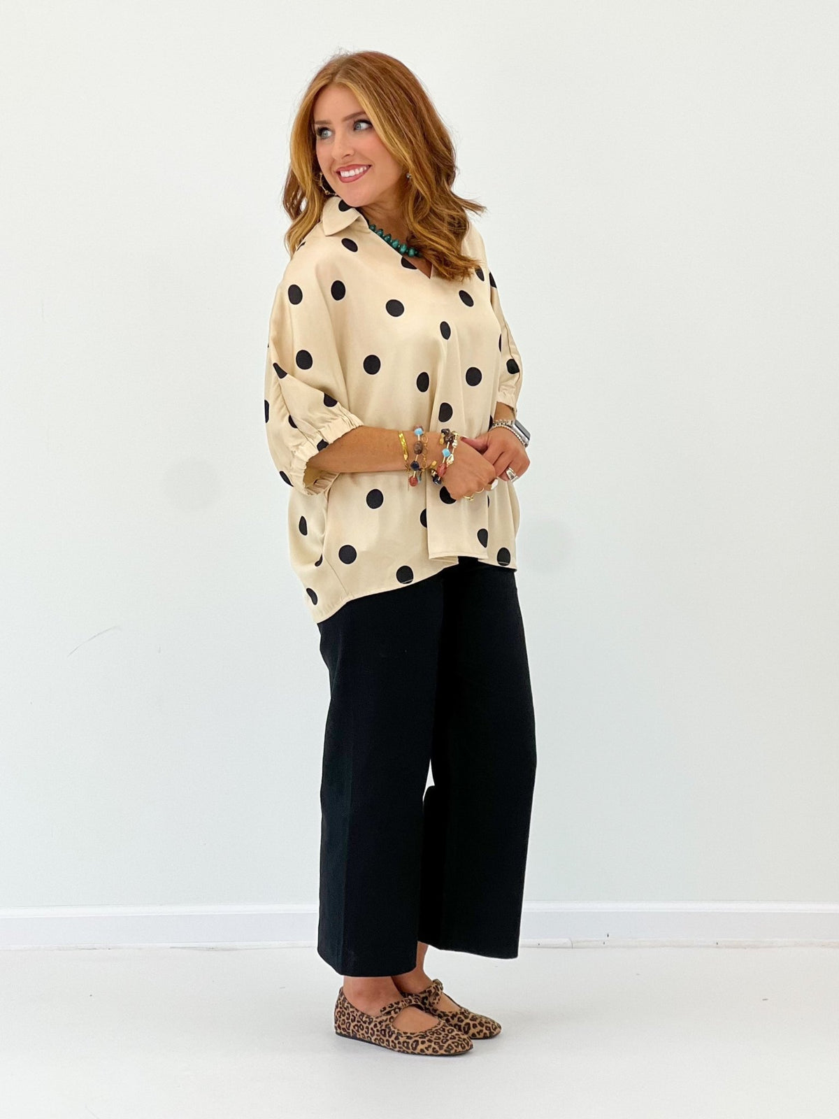 Shimmering top with a pointed collar