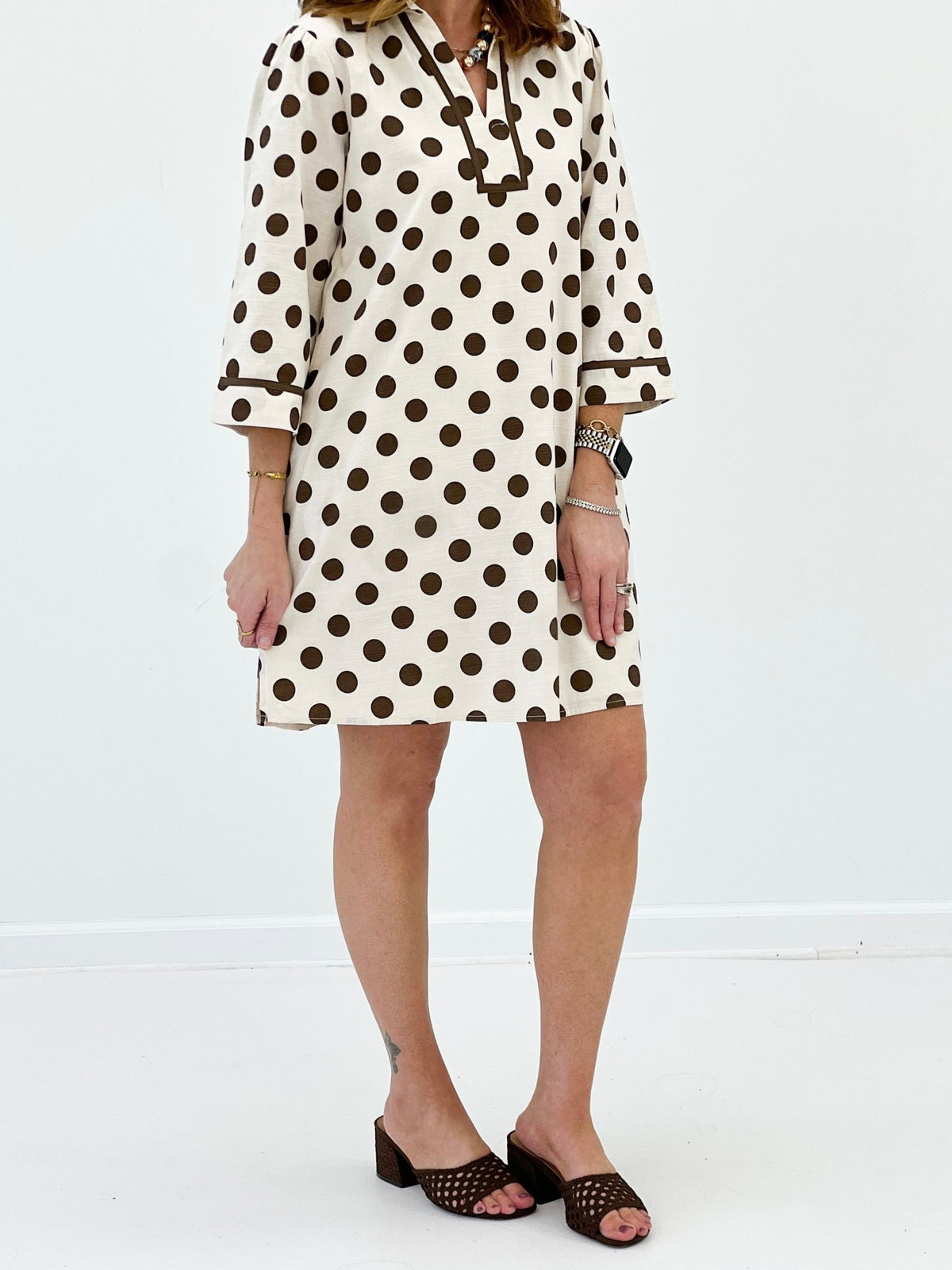 Polka dot V-neck dress with a relaxed fit