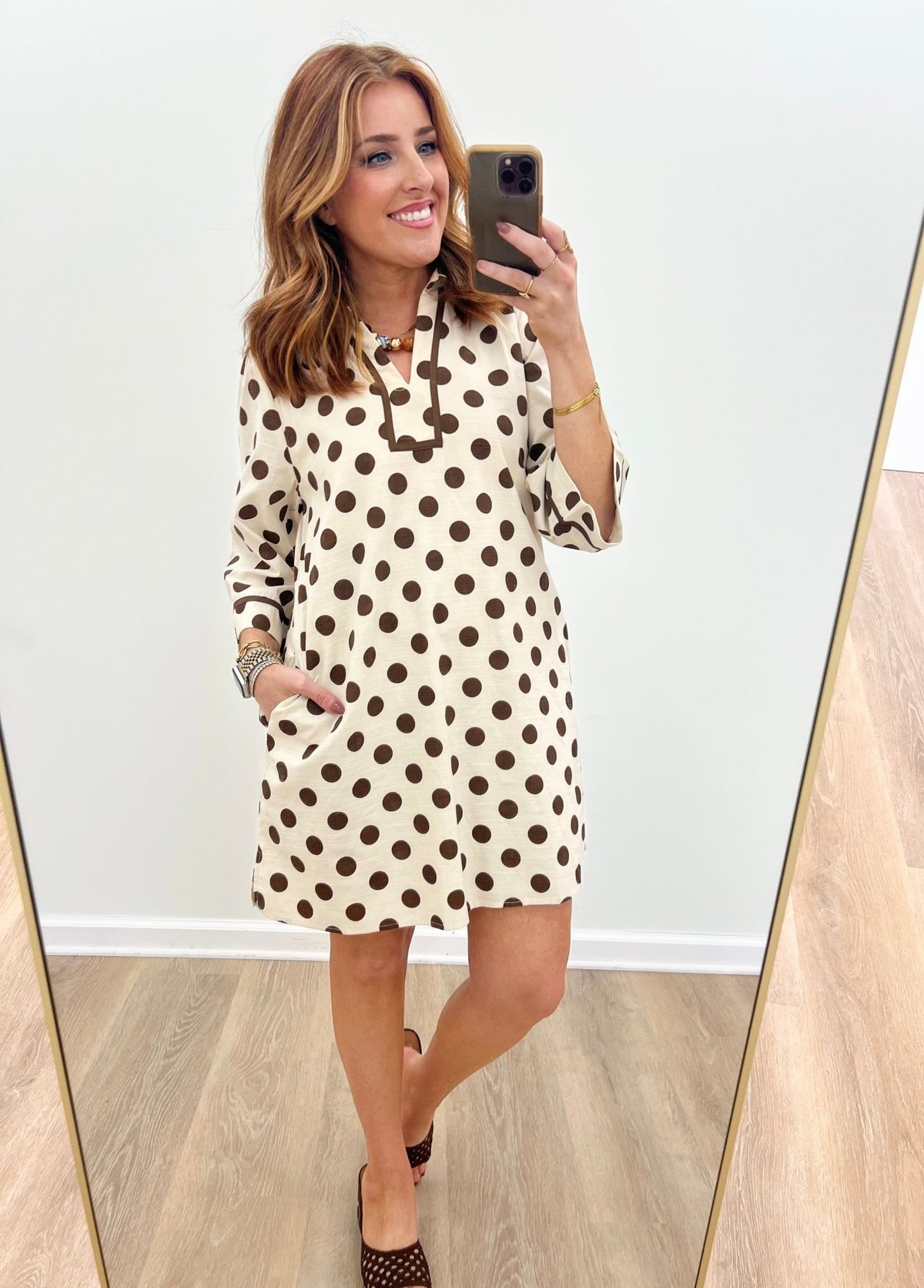 Spotted dress with a deep V-neck and gathered waist