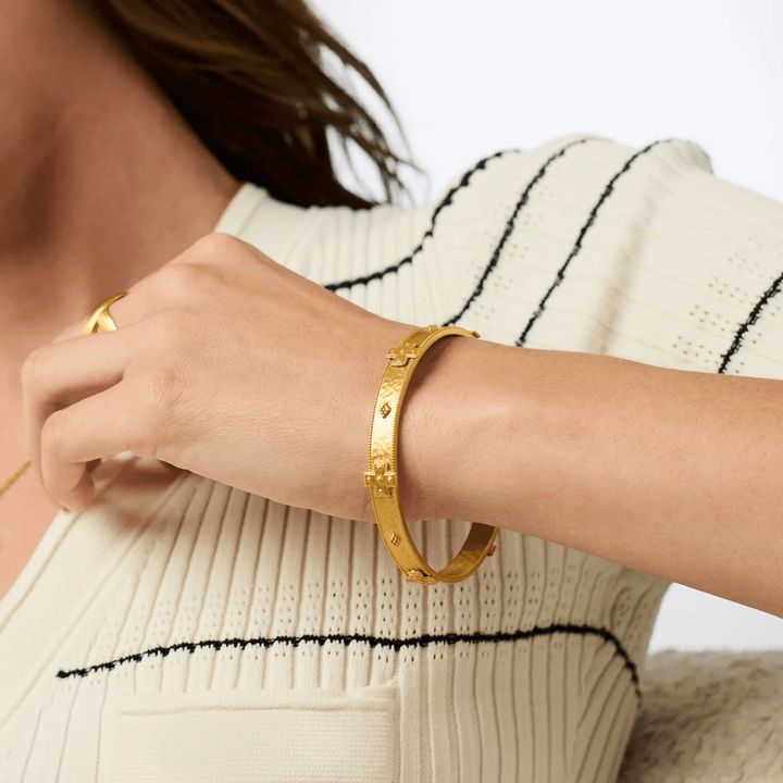 Small gold bangle with a textured band