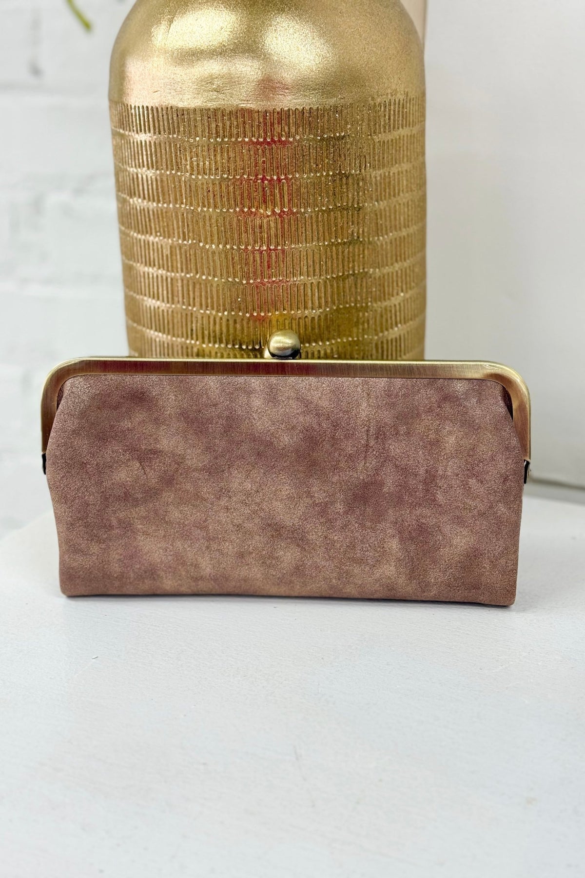 Pearl brown clutch with a kiss lock closure