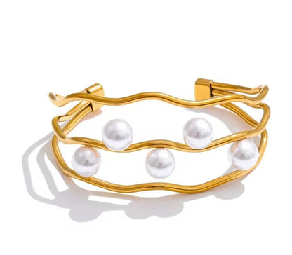 Gold bangle with a pearl accent
