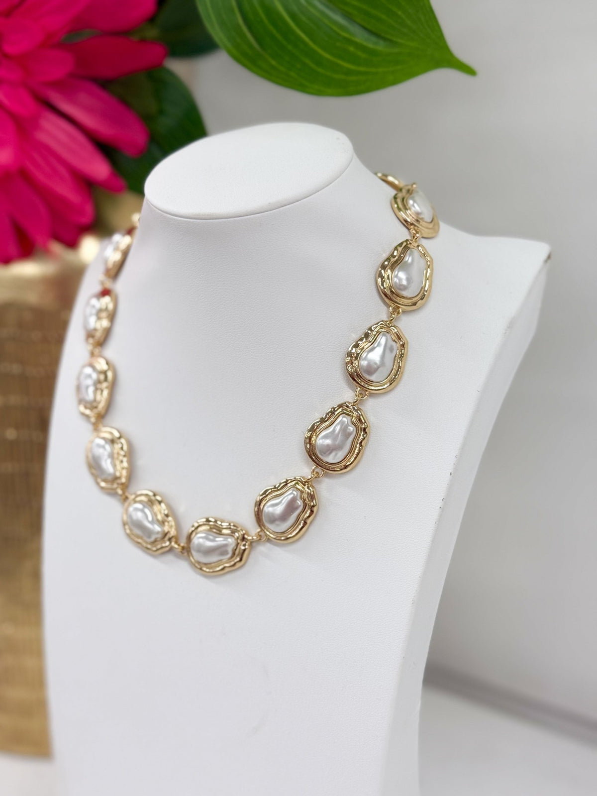 Linked pearl necklace in a soft cream tone