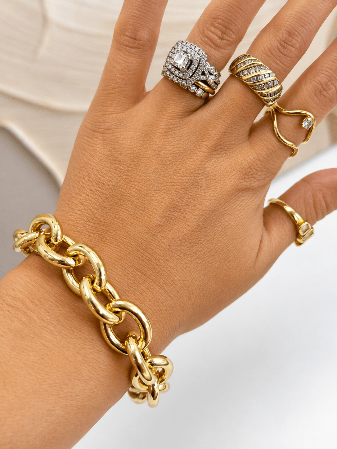 Chunky gold chain bracelet fastened by magnet
