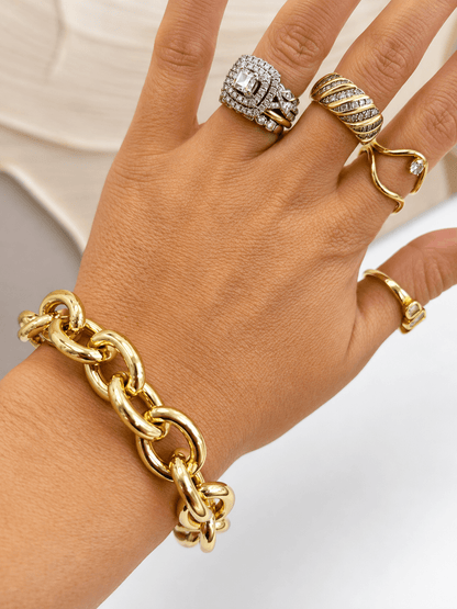 Chunky gold chain bracelet fastened by magnet