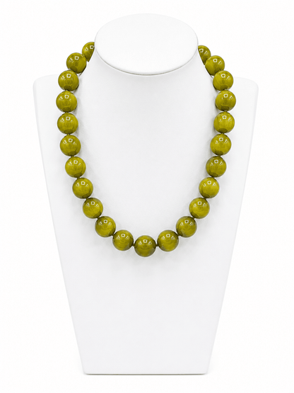 Marbled bead necklace with a magnetic clasp