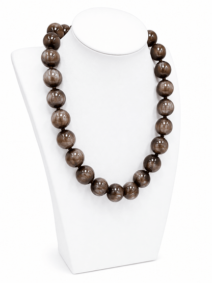Beaded necklace with a magnetic closure and marbled stones