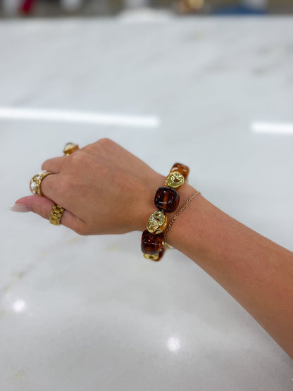 Beaded bracelet combining stones and gold-tone beads