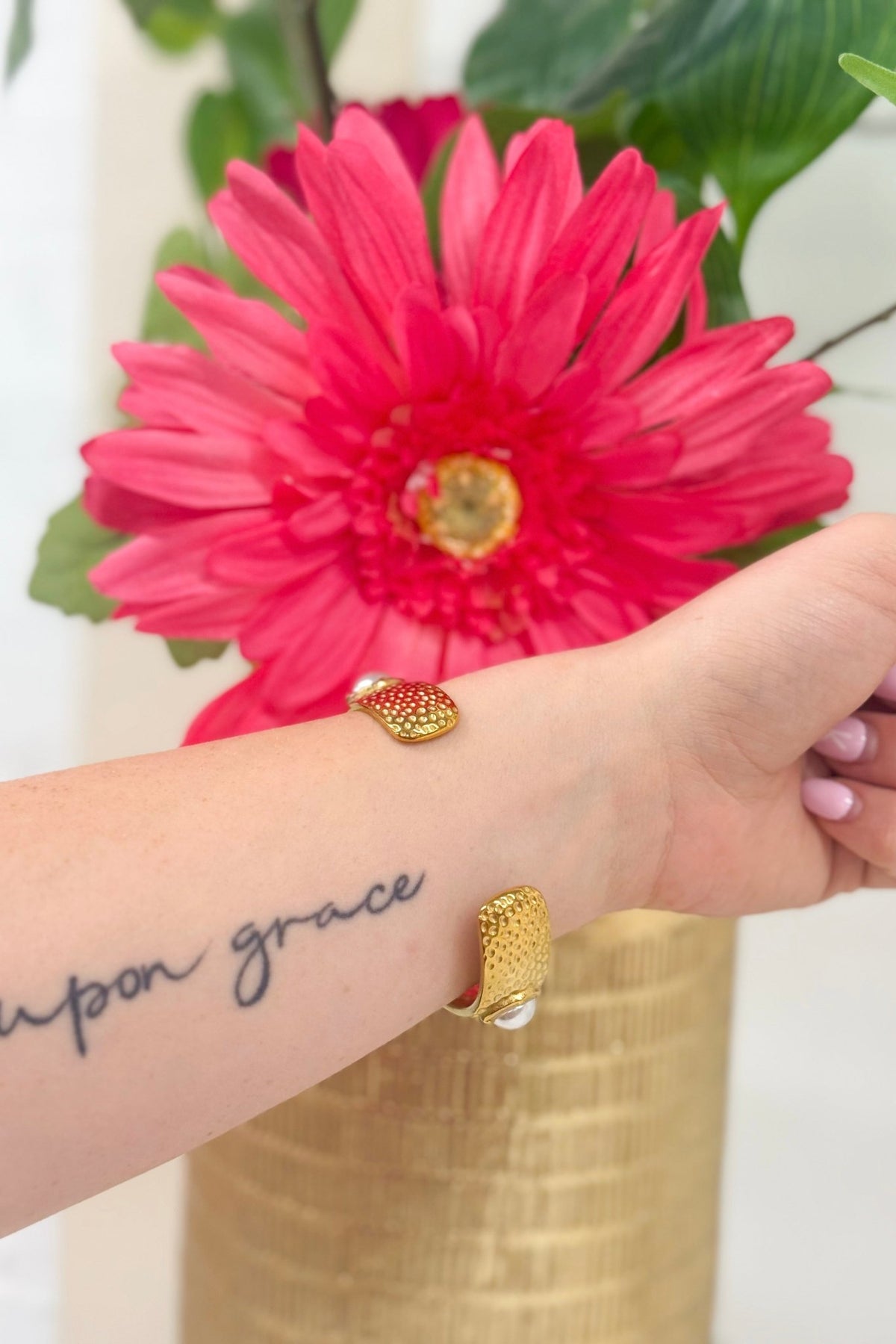 Pearl bangle in polished gold
