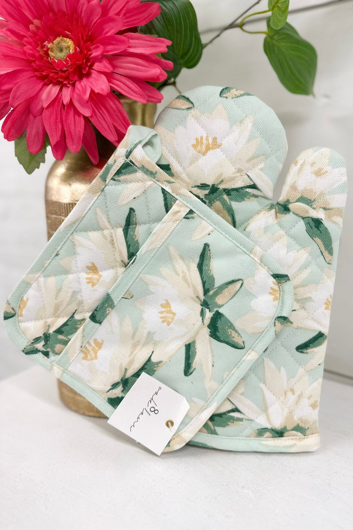 Set of oven mitts in a mint magnolia print