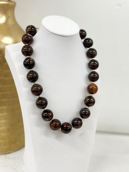 Marble bead necklace with uniformly sized beads