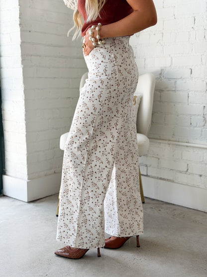 Printed floral pants with an elastic waistband