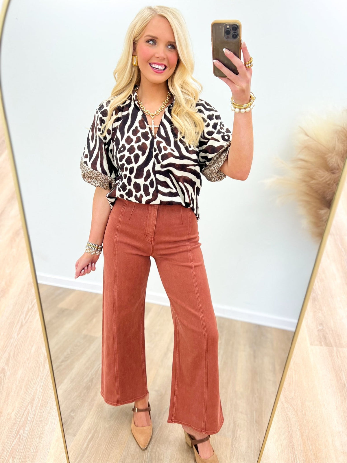 Washed terracotta pants with a stretch fit and five pockets