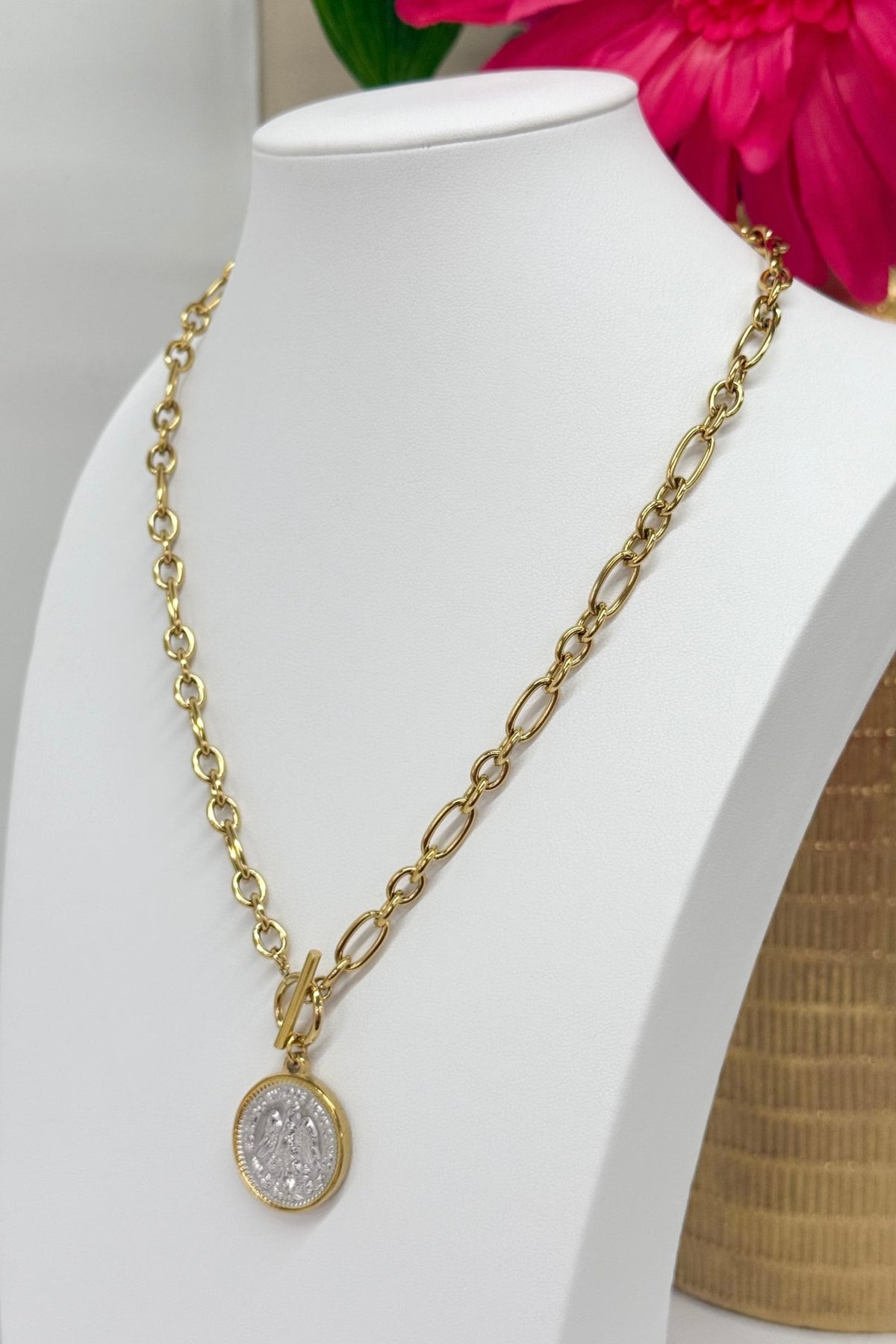 Round coin pendant in mixed gold and silver