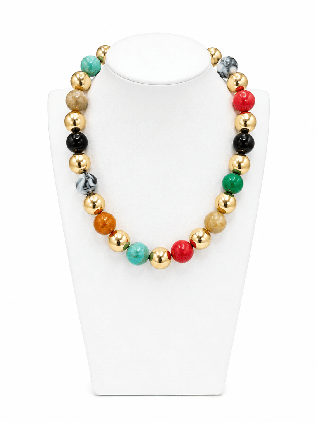 Necklace mixing colored stones and metal balls