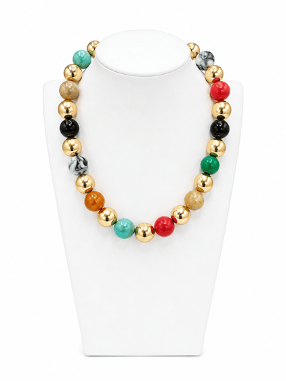 Necklace mixing colored stones and metal balls