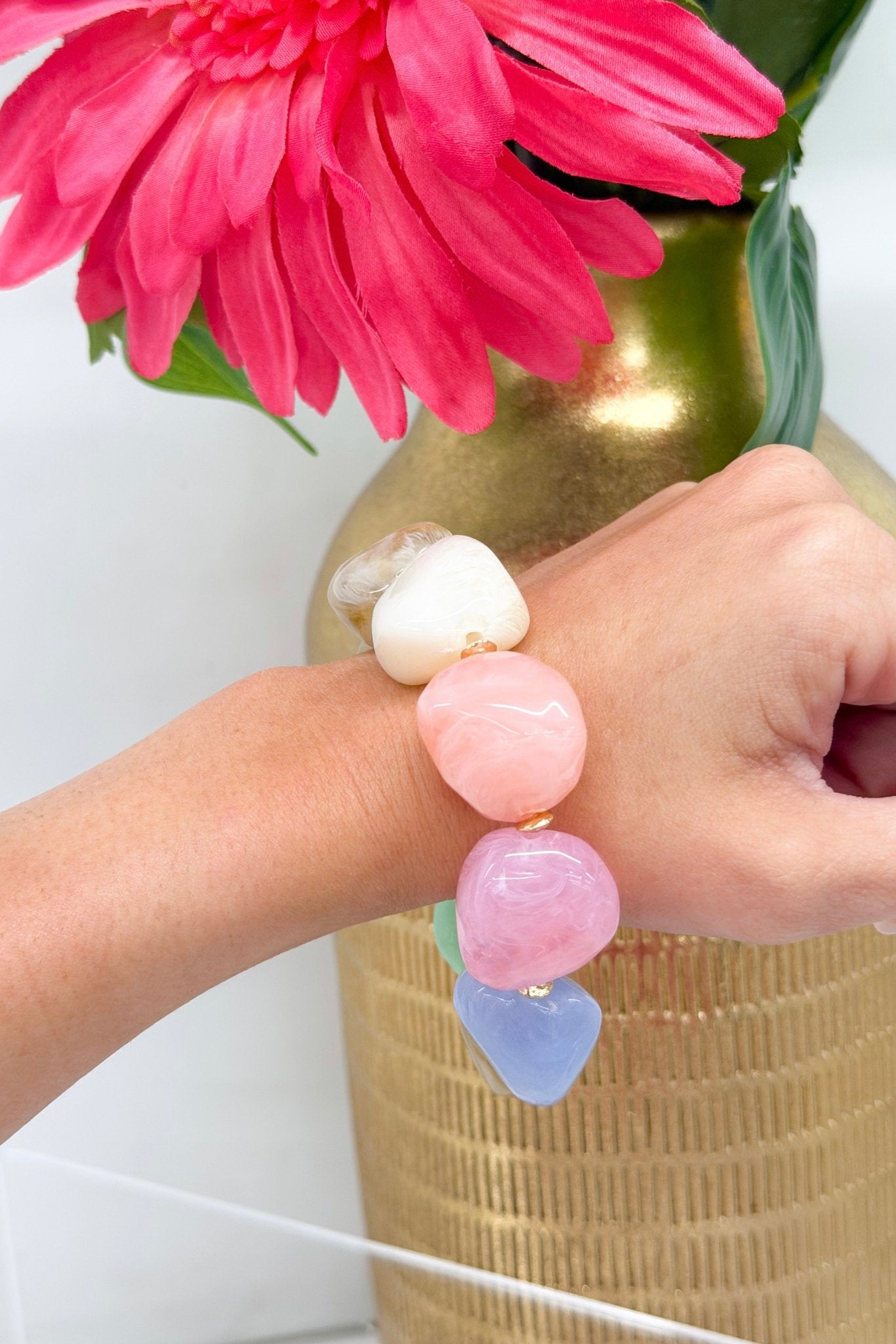 Beaded bracelet mixing nude and colored stones