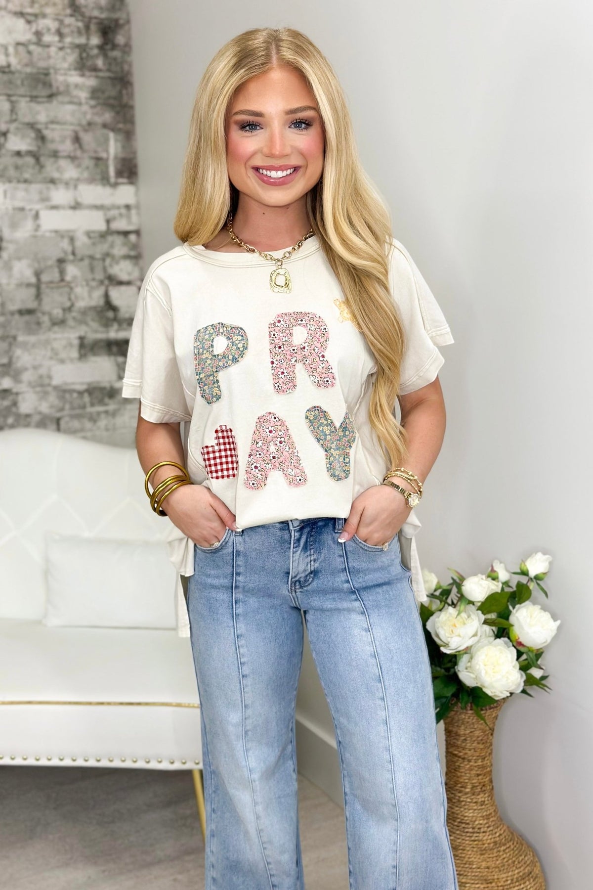 Graphic tee with printed Pray lettering