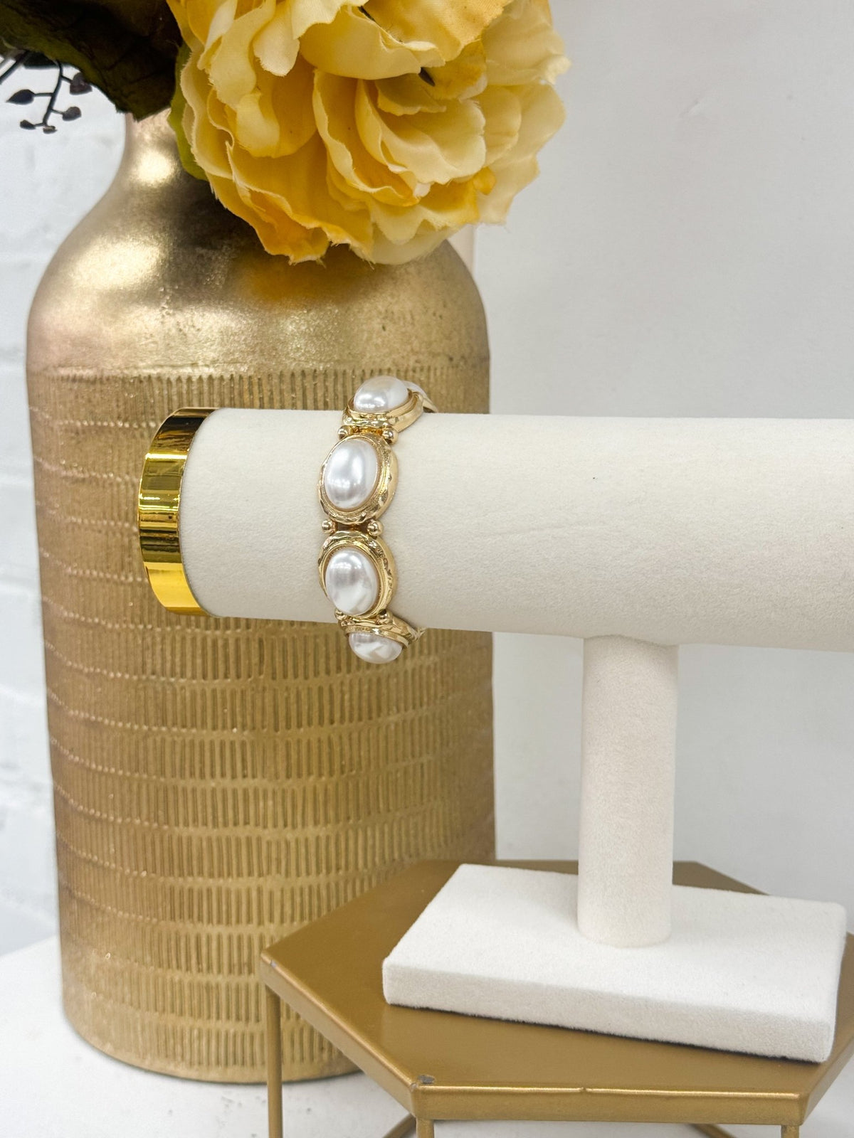 Bracelet strung with elongated oval pearls