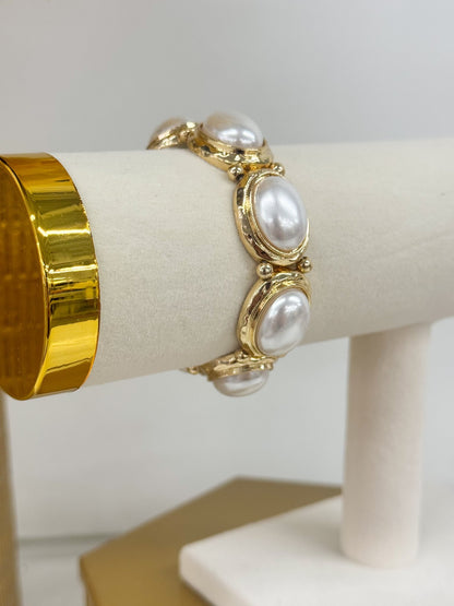 Cream oval pearl bracelet