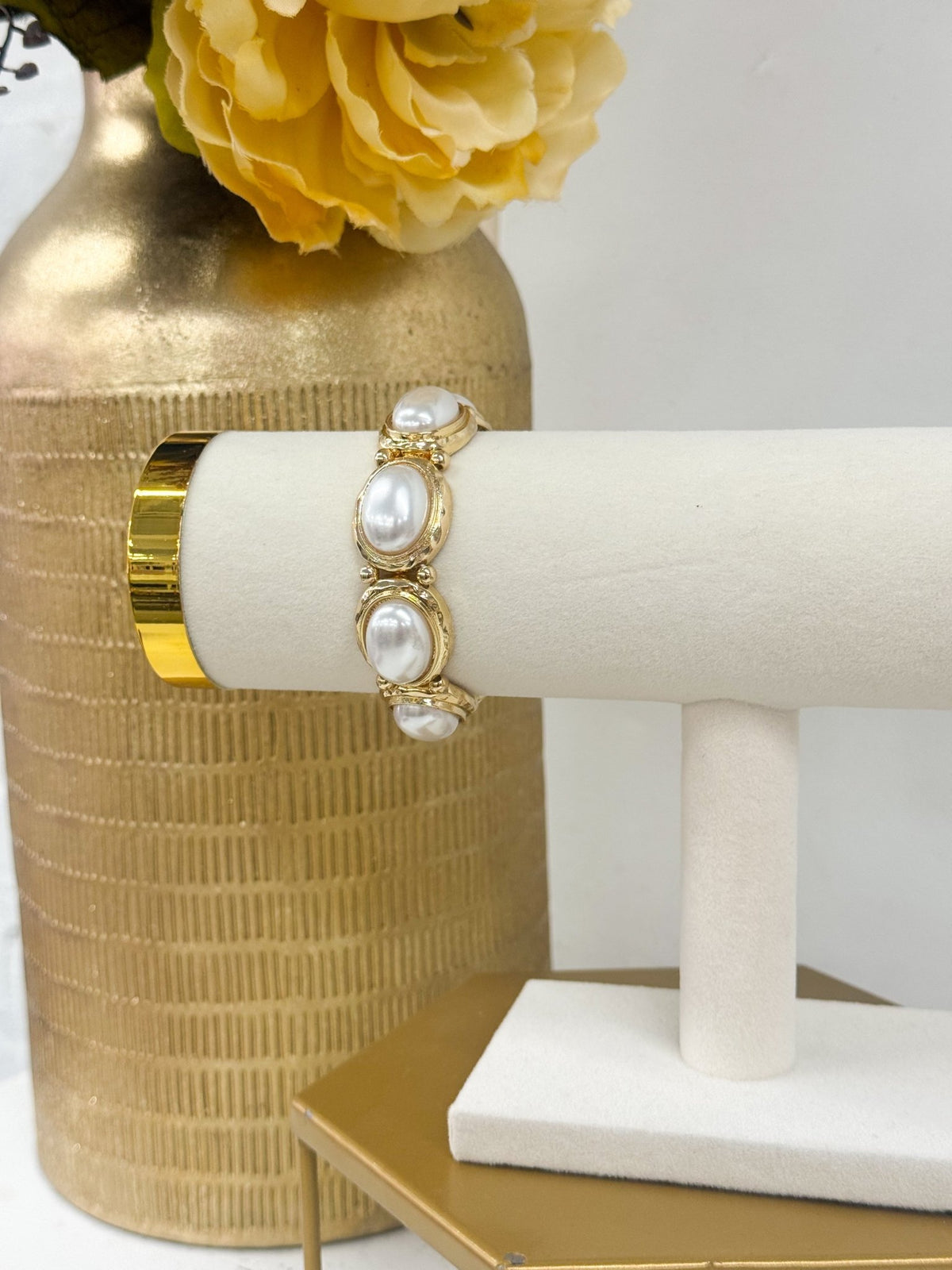 Oval pearl bracelet with a gold-tone clasp