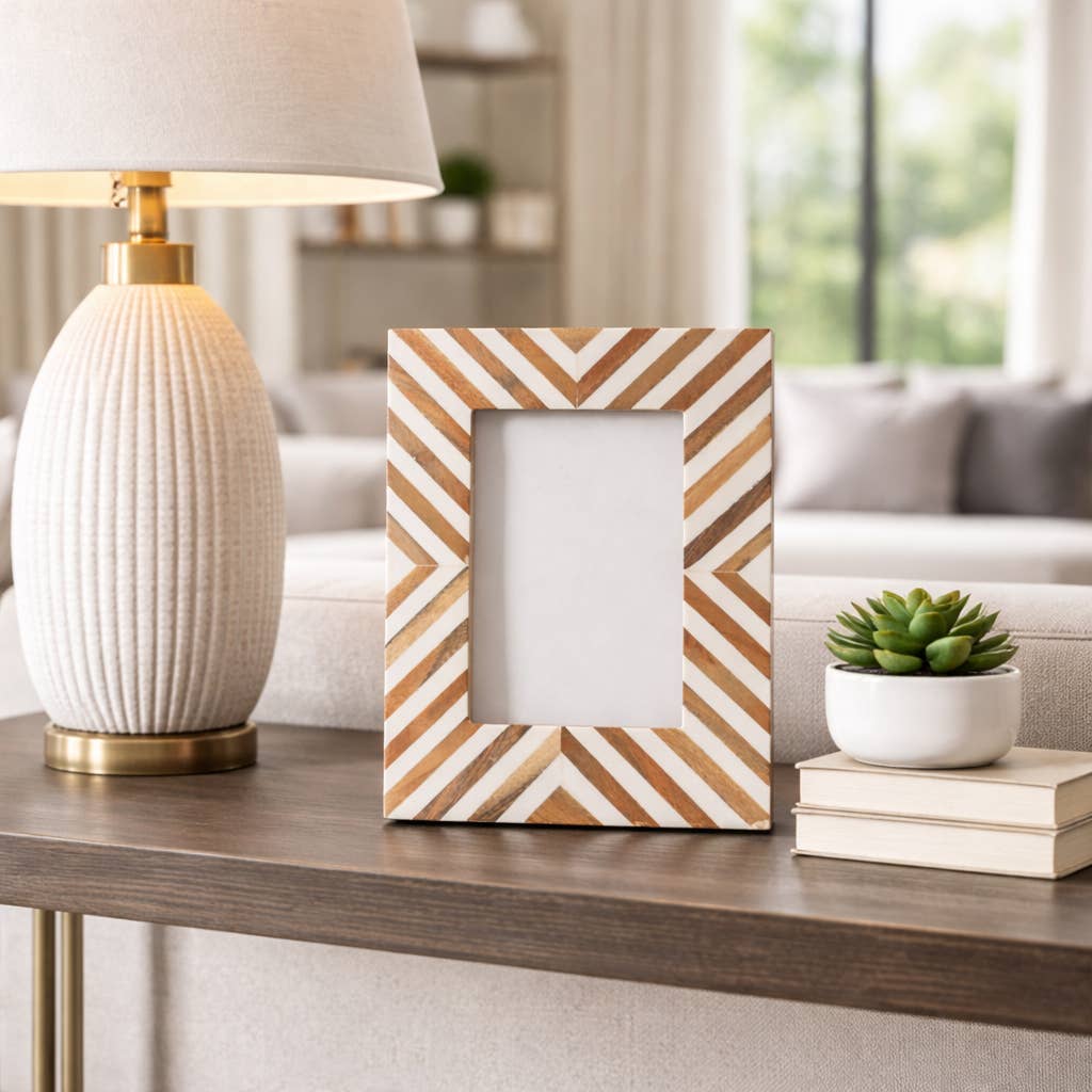 Herringbone-patterned picture frame in brown resin, 4x6