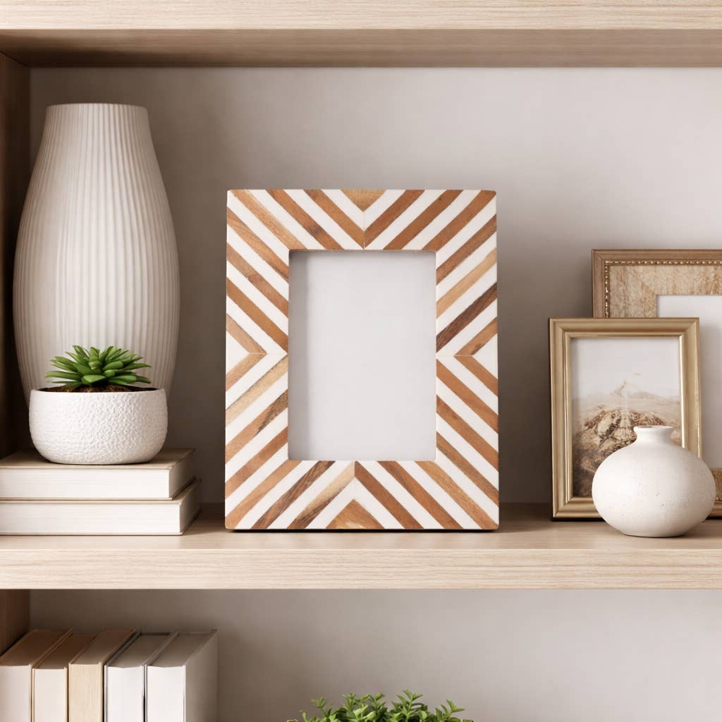 Brown resin 4x6 picture frame with a herringbone wood-grain pattern