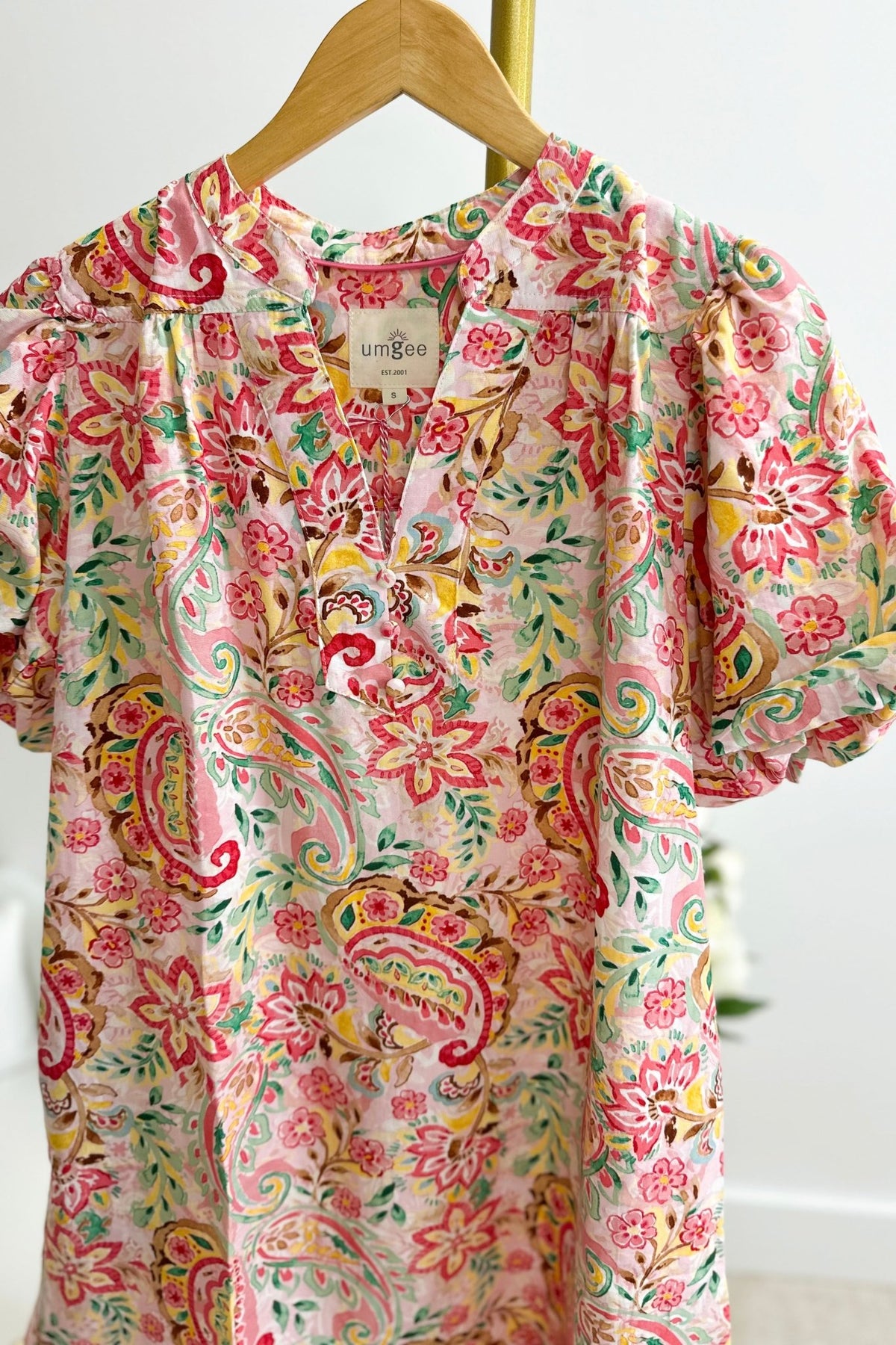 Relaxed abstract print dress with gathered puff sleeves