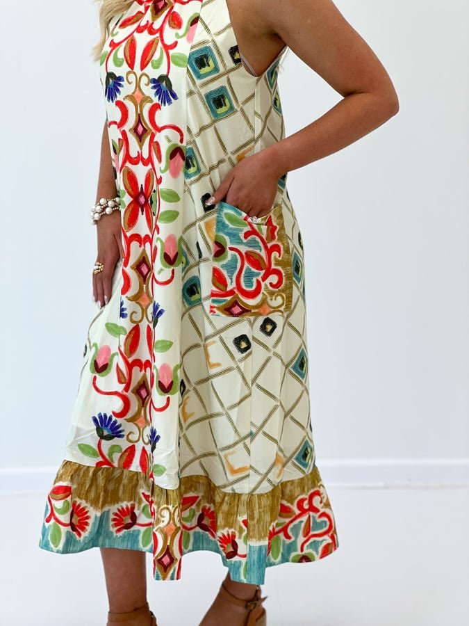 Sleeveless maxi dress with a bold red print