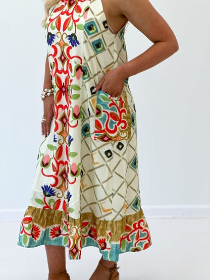 Sleeveless maxi dress with a bold red print