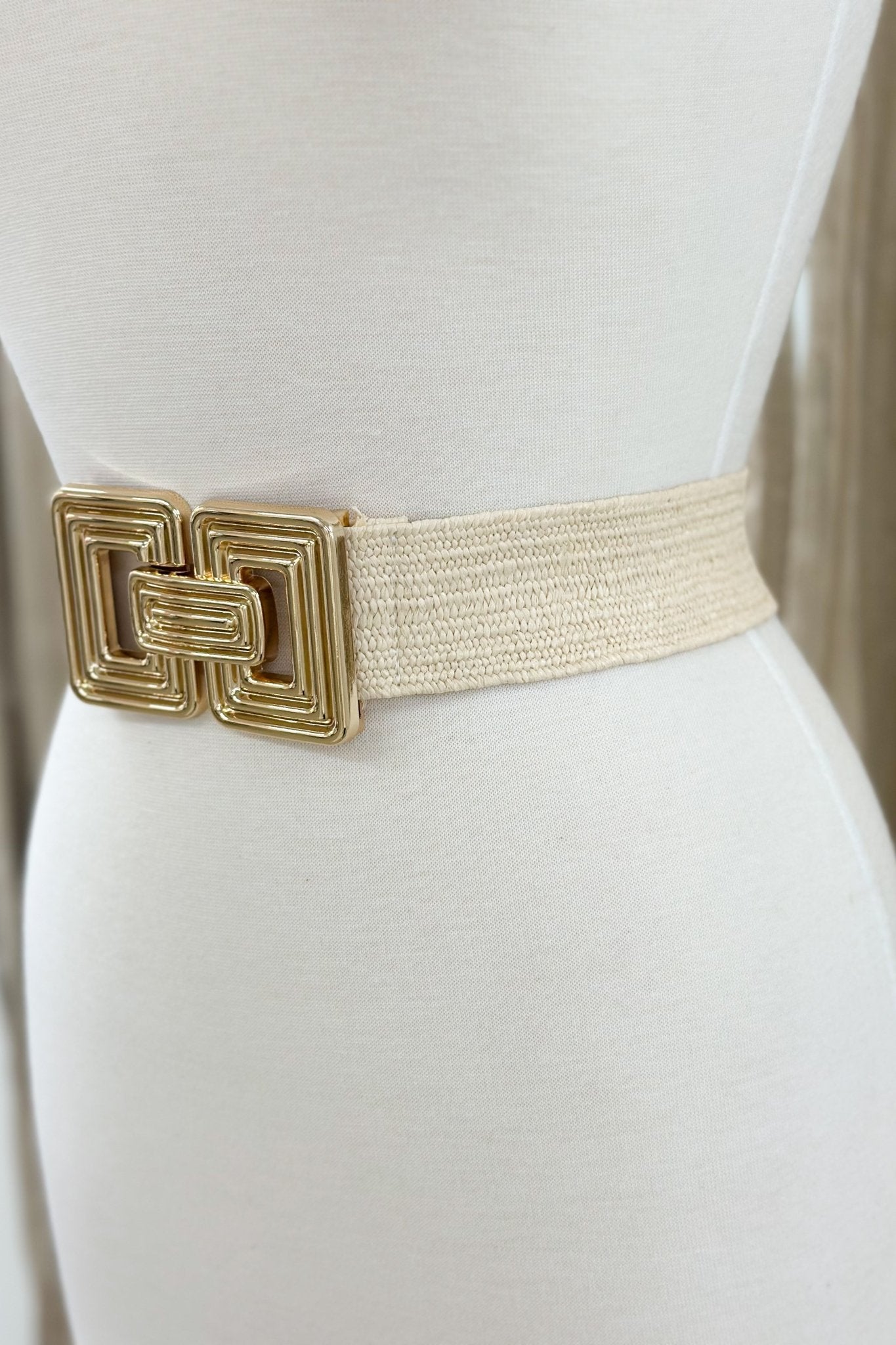Woven straw belt in natural with a rectangle buckle