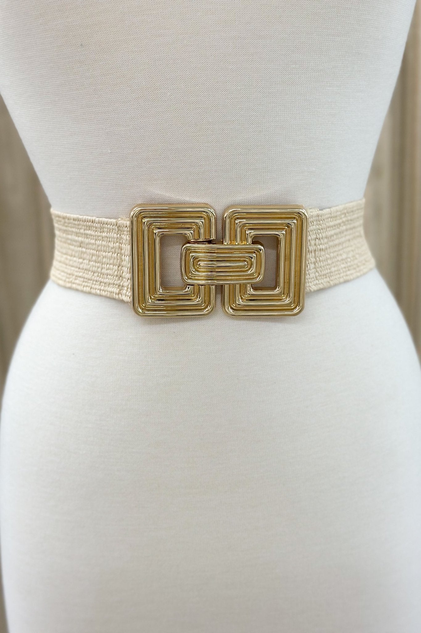 Natural straw belt with a ribbed rectangular buckle