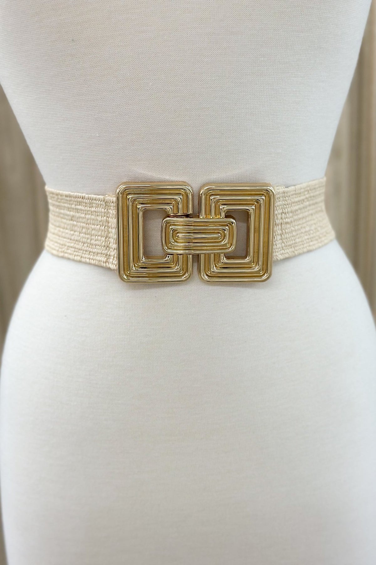Natural straw belt with a ribbed rectangular buckle