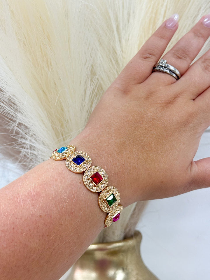 Bracelet combining round and square stones
