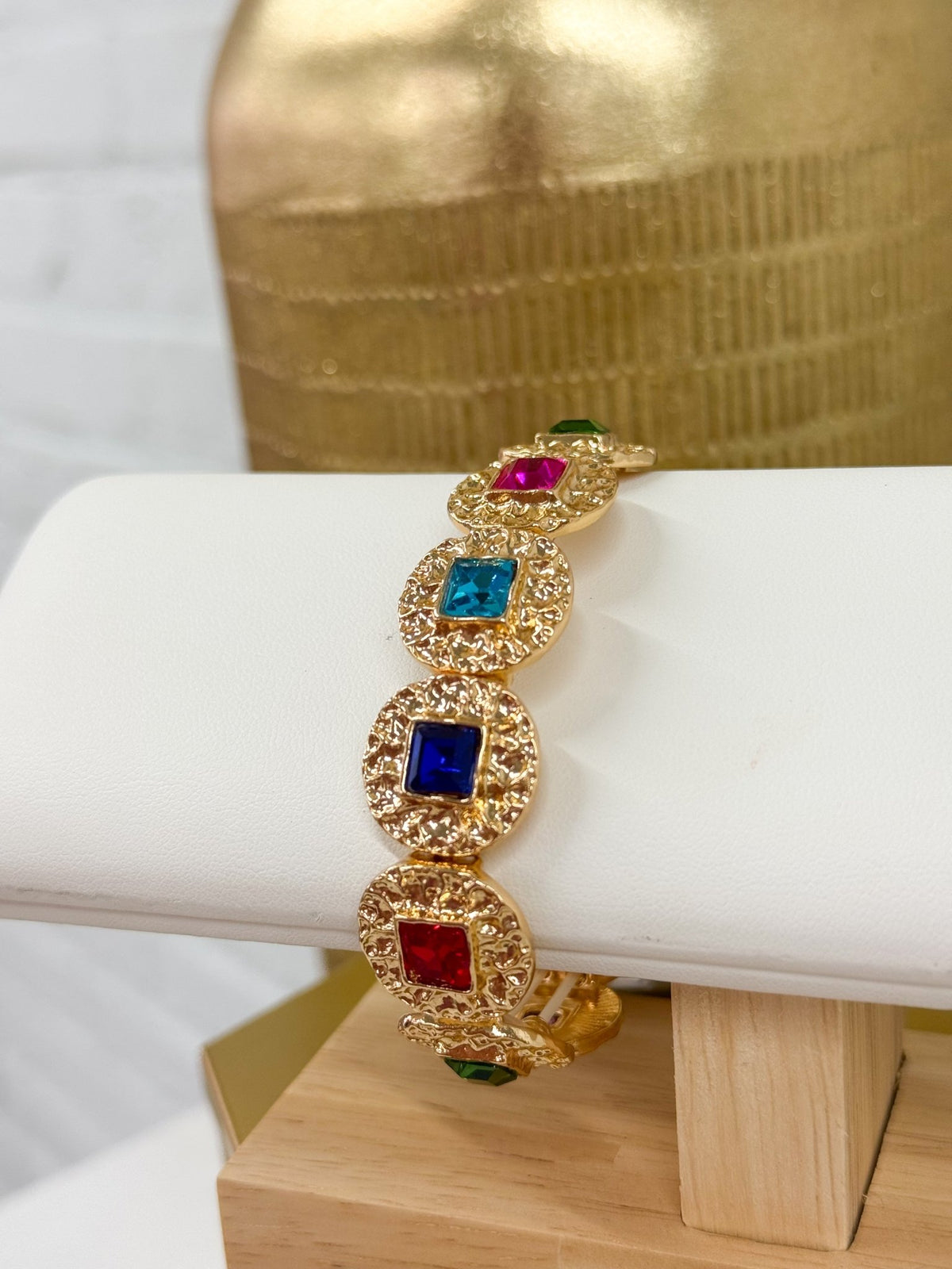 Beaded bracelet with alternating round and square stones