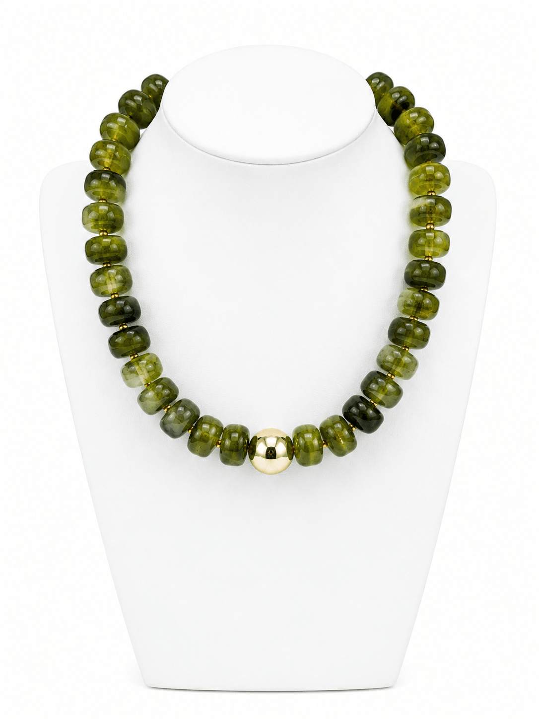 Beaded necklace mixing colored beads and gold metal