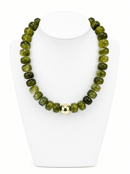 Beaded necklace mixing colored beads and gold metal