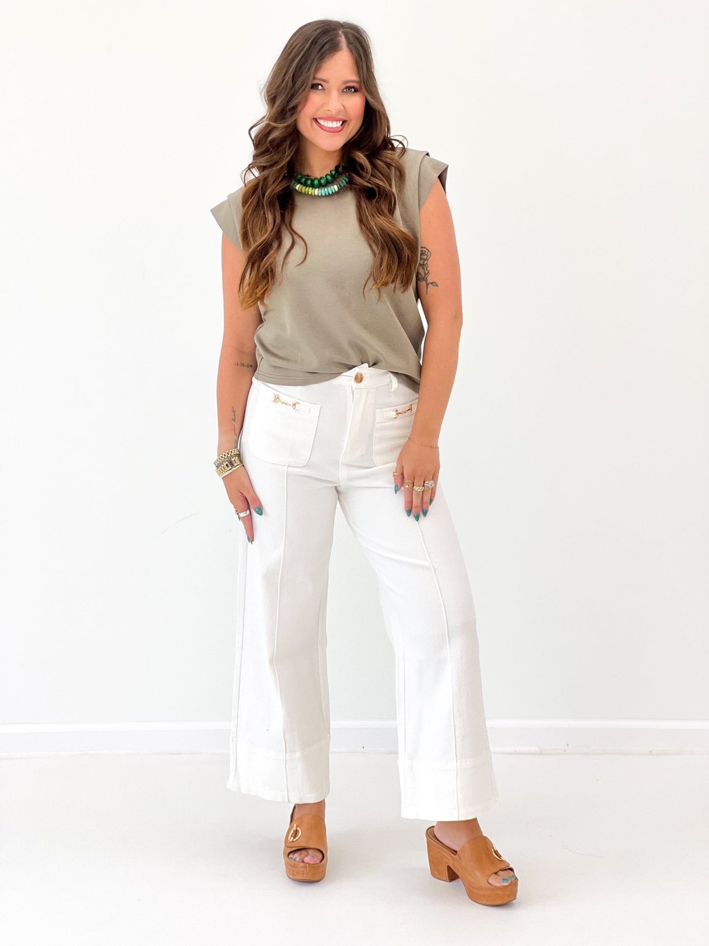 Olive double band sleeve short-sleeve top with round neckline and relaxed drape