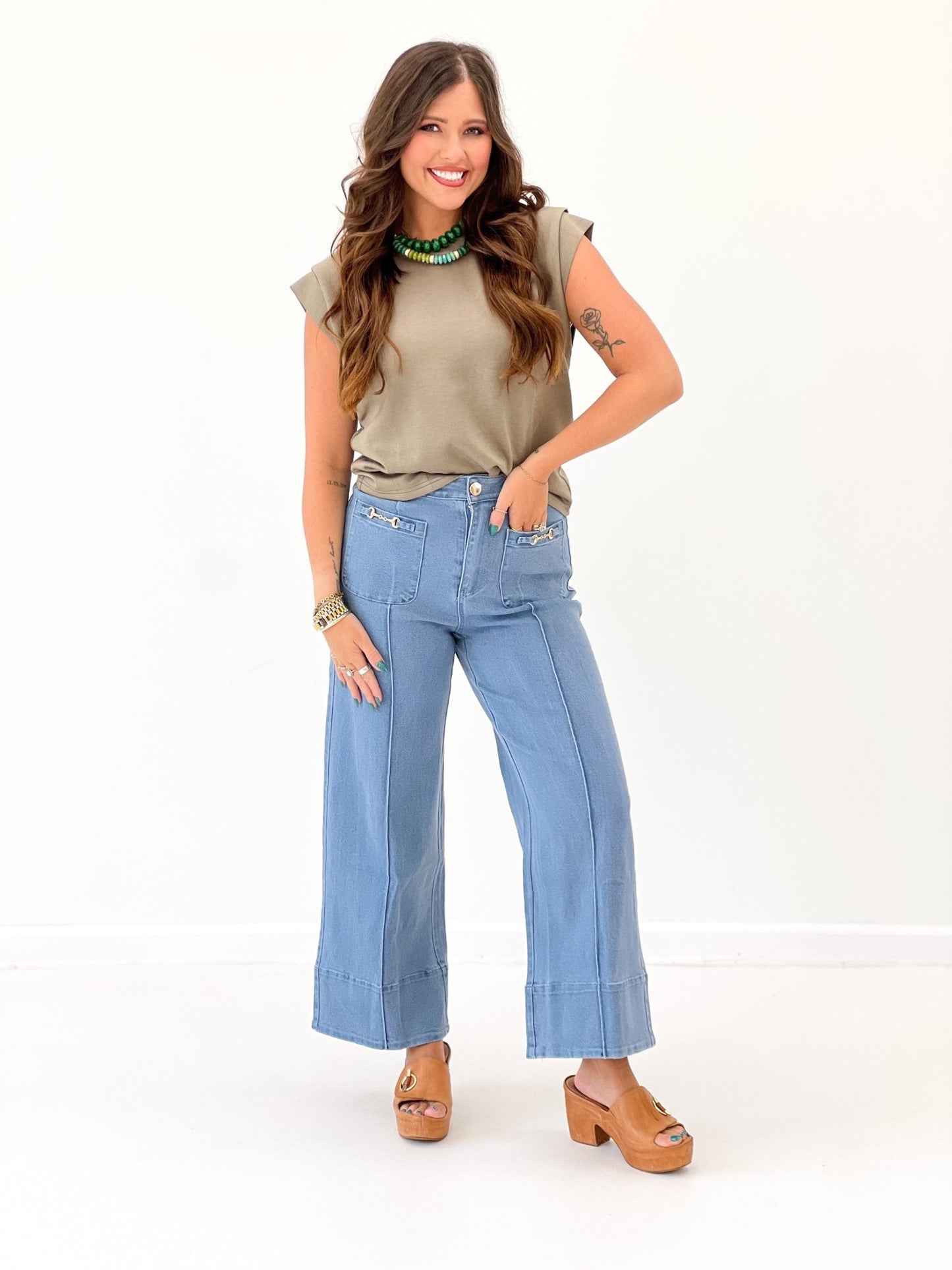 Olive double band sleeve short-sleeve top with round neckline and relaxed fit