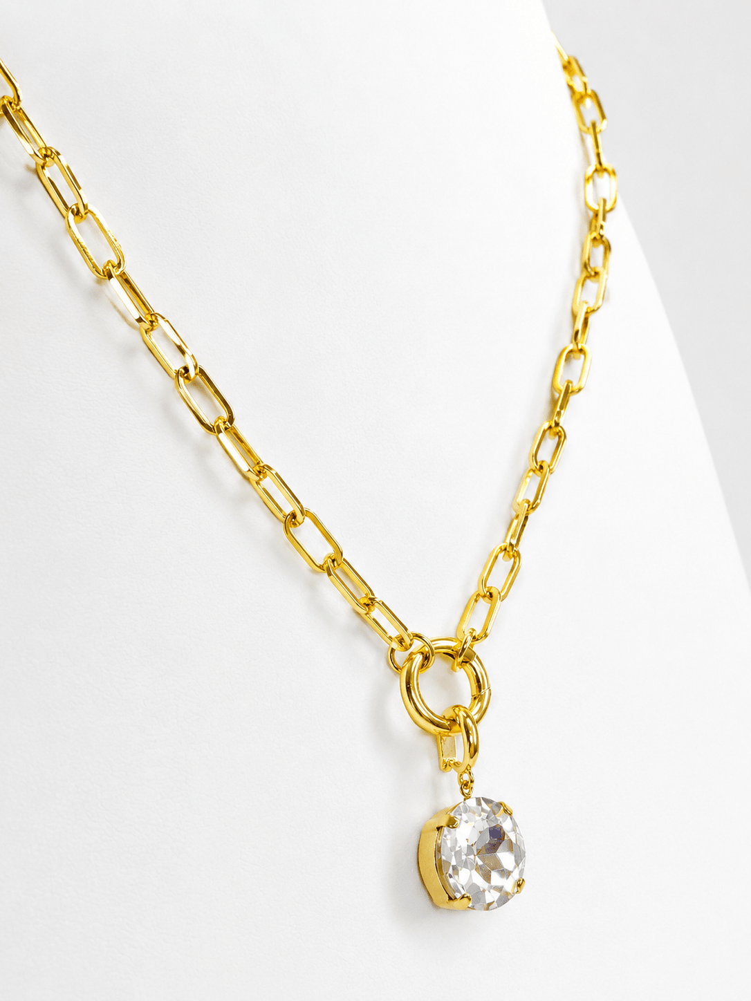 Chain necklace with a brilliant cut drop pendant