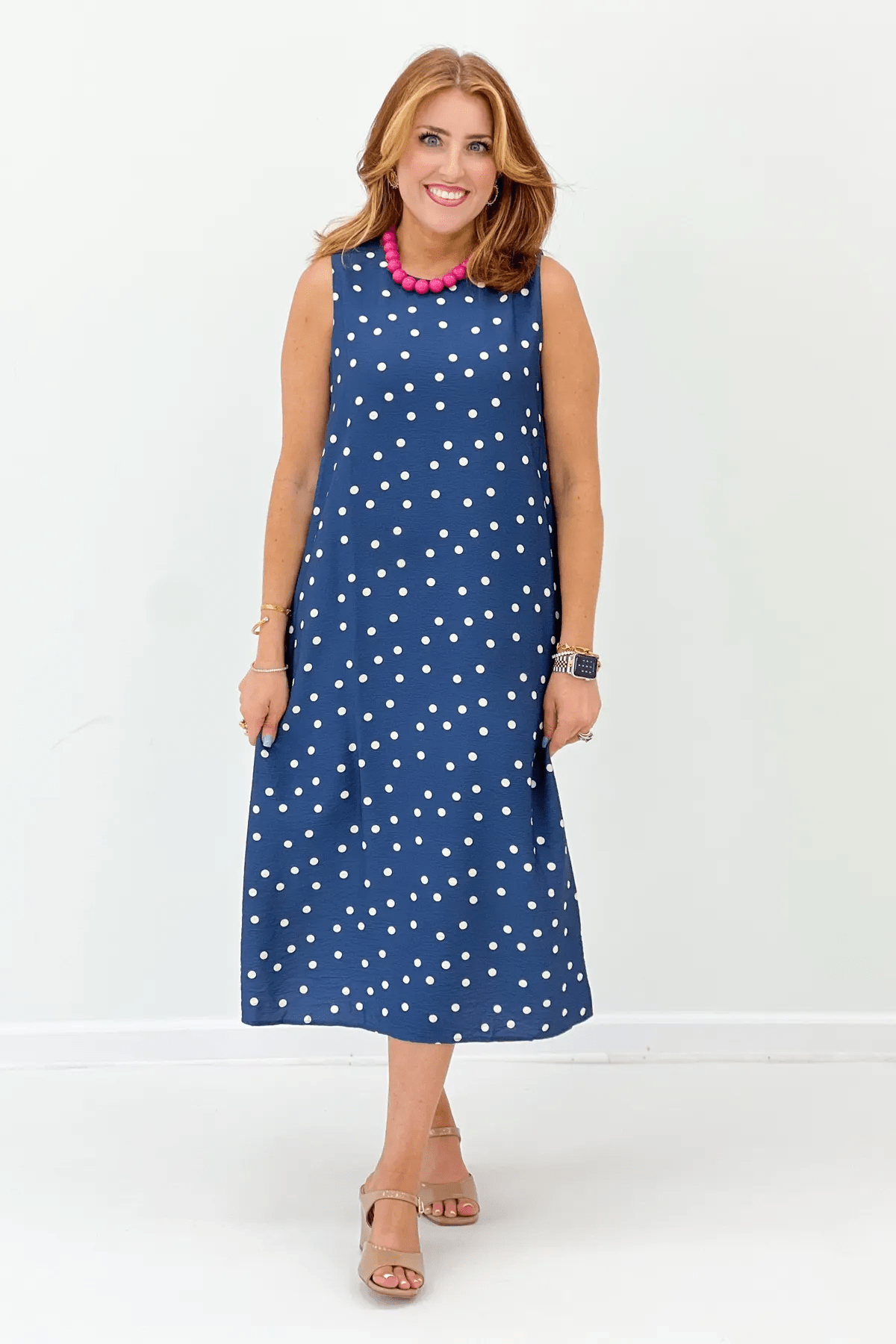 Spotted sleeveless dress with a flowing skirt