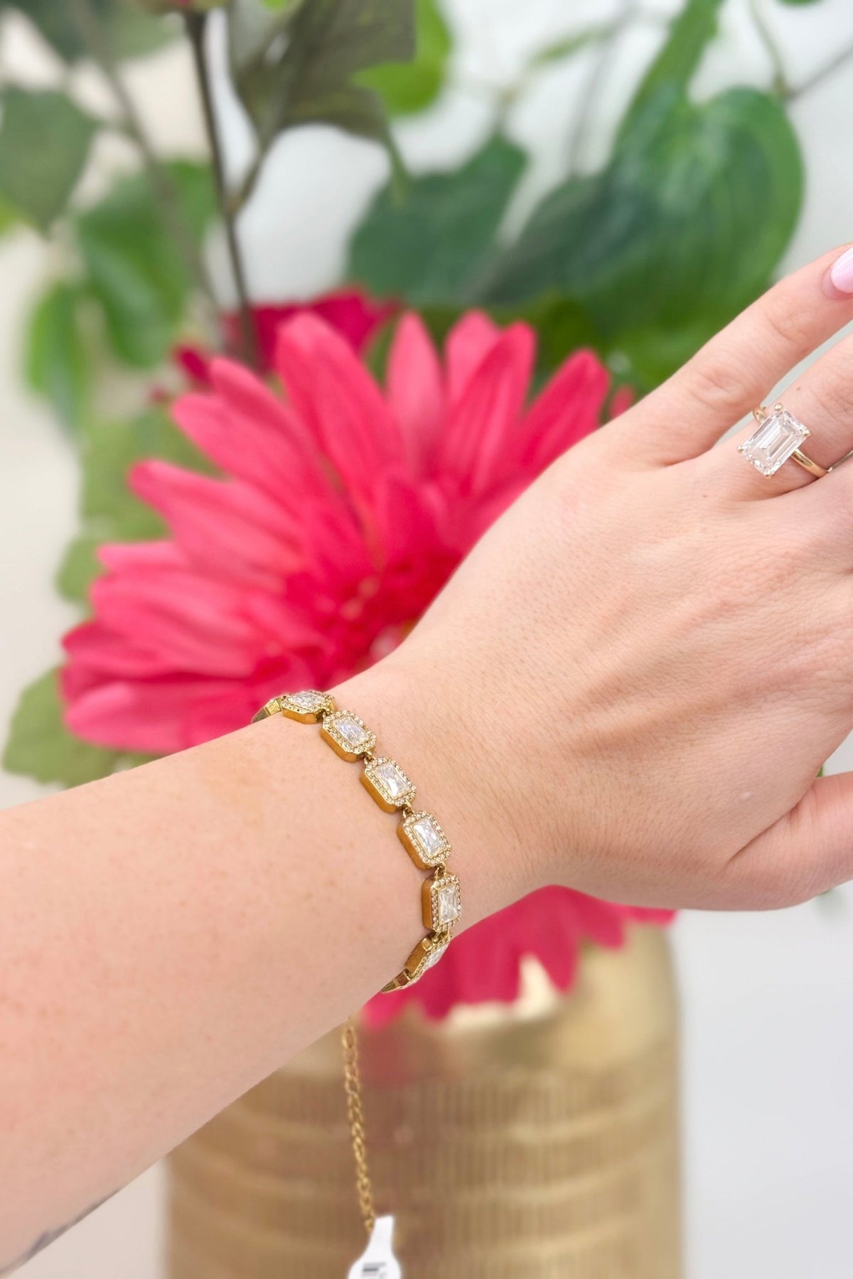Bracelet lined with square-cut clear stones