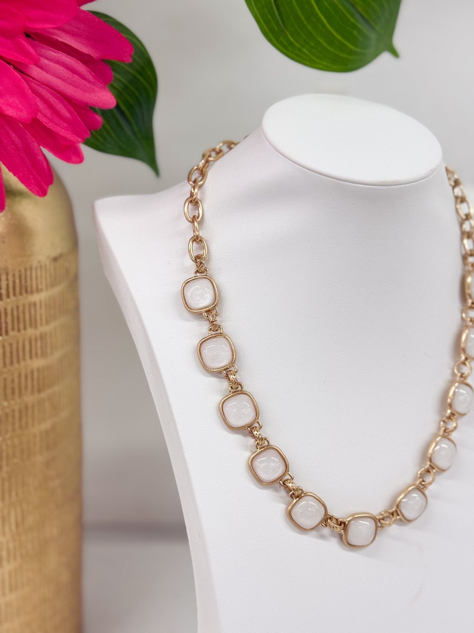 Chain necklace with a glossy square stone