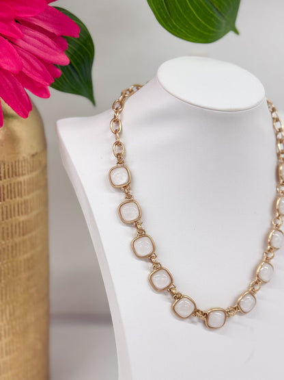 Chain necklace with a glossy square stone