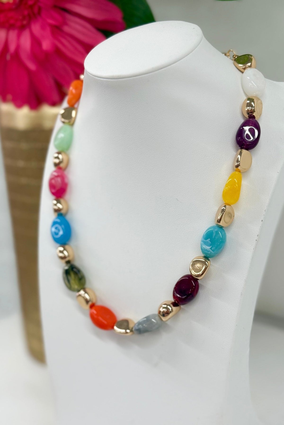 Necklace mixing colored stones and small beads