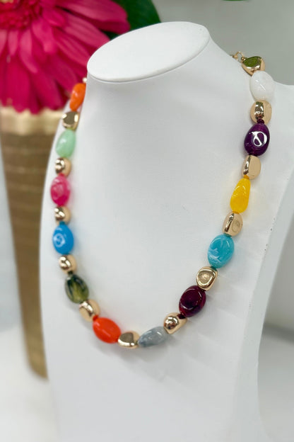 Necklace mixing colored stones and small beads