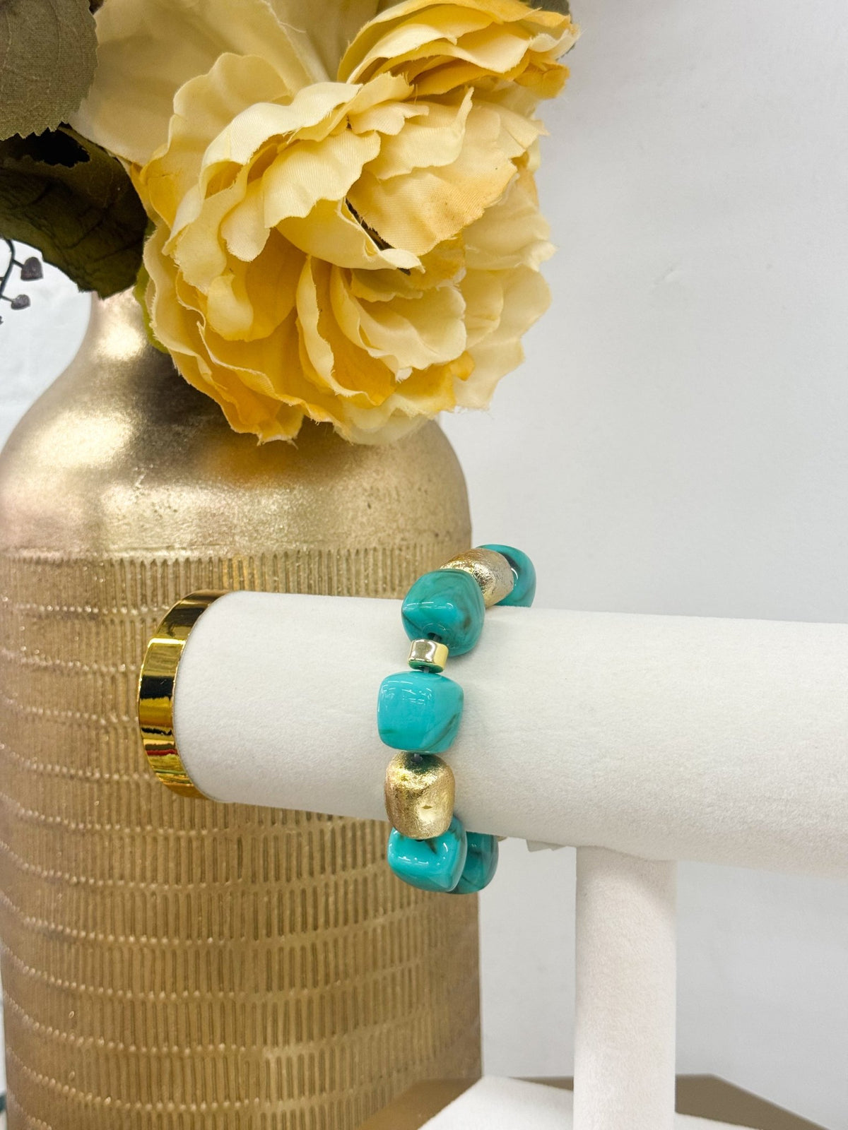 Bracelet mixing turquoise stones and gold beads